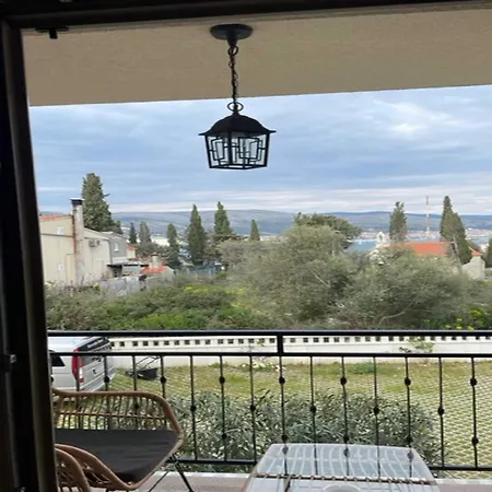 Apartment Kameja - One Bedroom With Balcony And Sea View Plavi Donji Okrug (Ciovo)